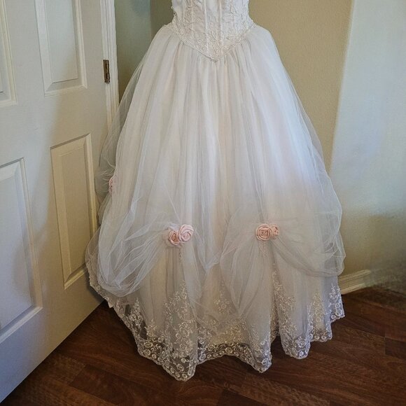 Beautiful White Ball Gown-Style Wedding or Formal Dress - Picture 4 of 14